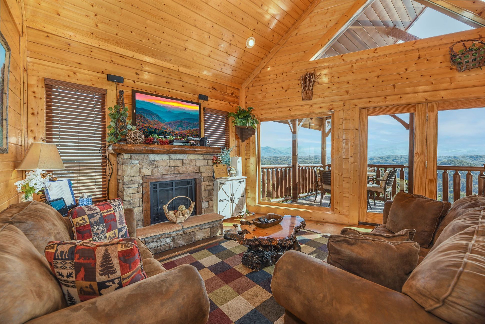 Älytelevisio, takka, videopelikonsoli, DVD-soitin