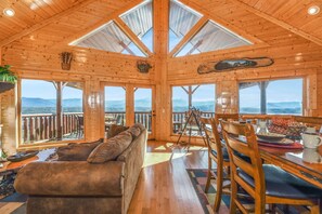 Téléviseur connecté, foyer, console de jeux vidéo, lecteur de DVD