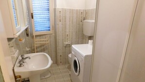 Apartment, 1 Bedroom | Bathroom | Shower, towels - Spartano ma Comodo (Levanto)