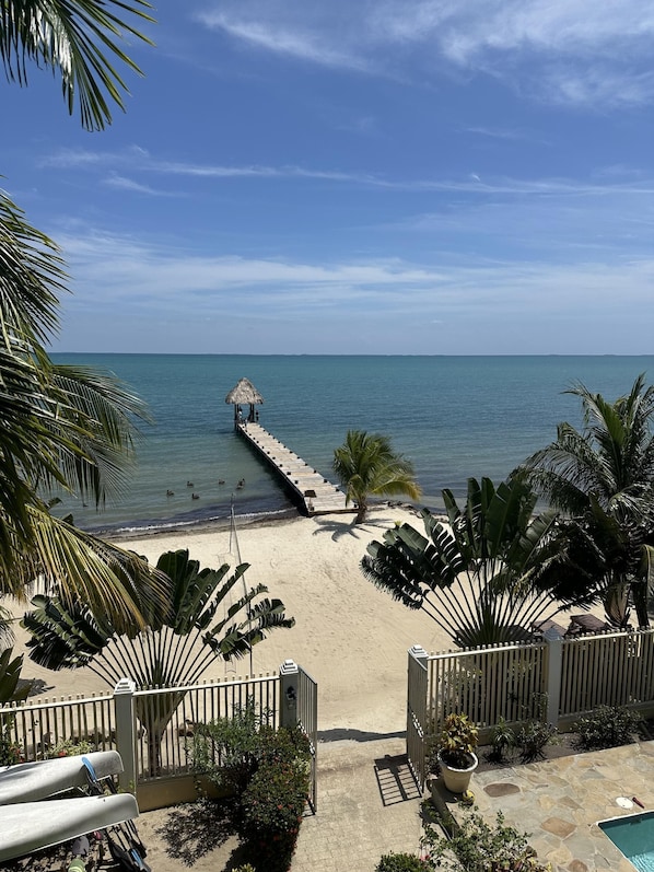 Plage, chaises longues, serviettes de plage