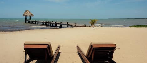 Accommodatie ligt op het strand, ligstoelen, strandlakens