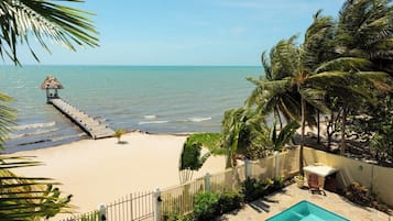 Plage, chaises longues, serviettes de plage