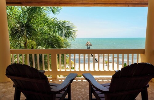 Beachfront Home avec espace de vie en plein air et une jetée!