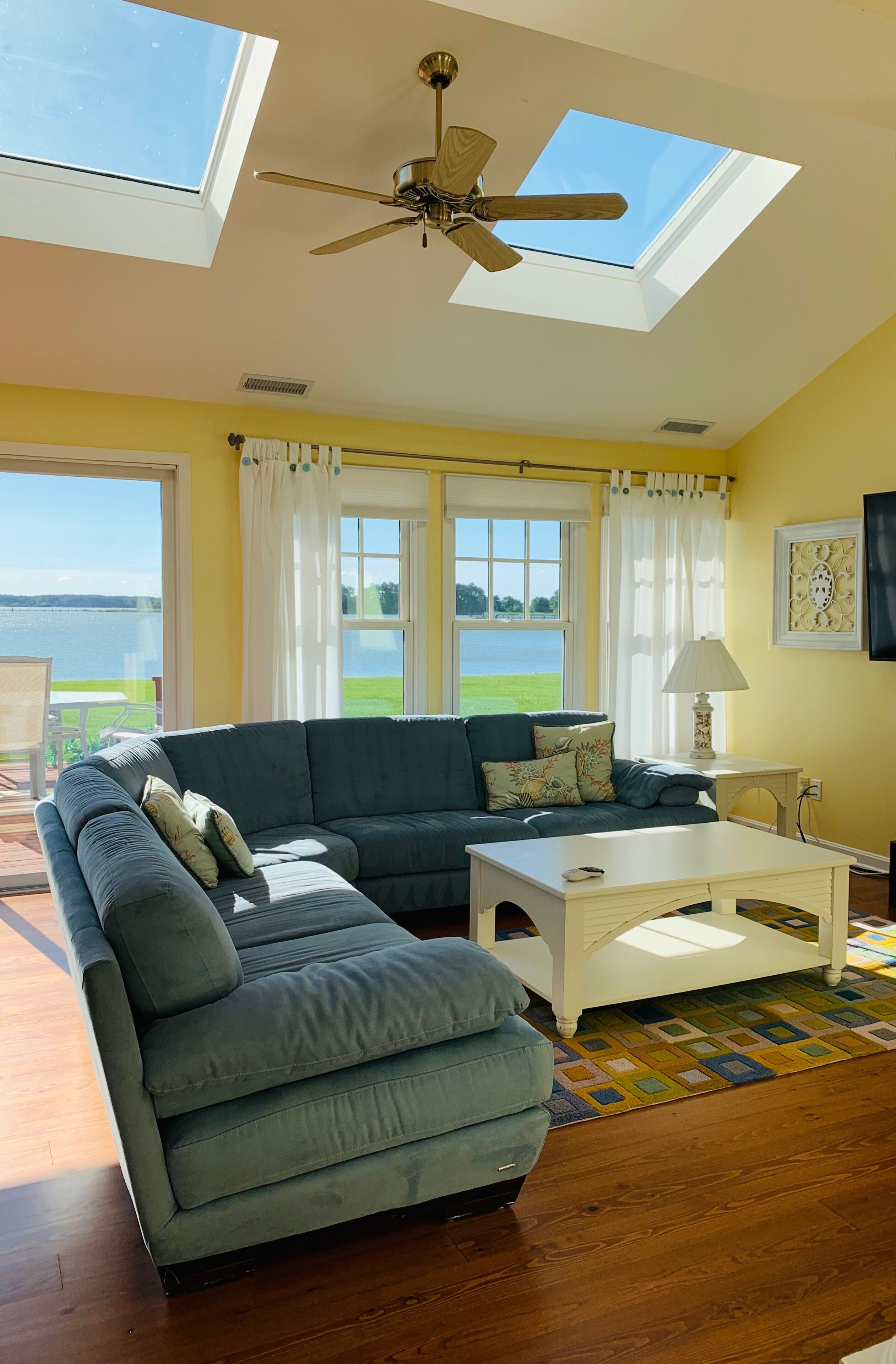 تلفزيون ذكي، مدفأة، ألعاب فيديو، مشغل دي في دي