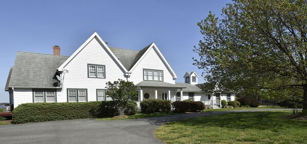 Exterior - ST. MICHAELS ESTATE OFFERS WATERFRONT POOL, PIER, DOCK AND 15 ACS
PET FRIENDLY (Sherwood)