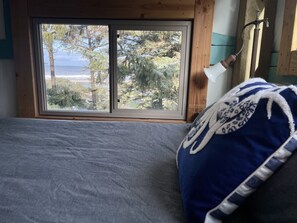2 bedrooms, iron/ironing board, travel crib, free WiFi - Wild Coast Lookout offers privacy and a dramatic view of the Oregon Coast. (Gold Beach)