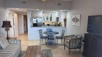 Älytelevisio, takka, työhuone