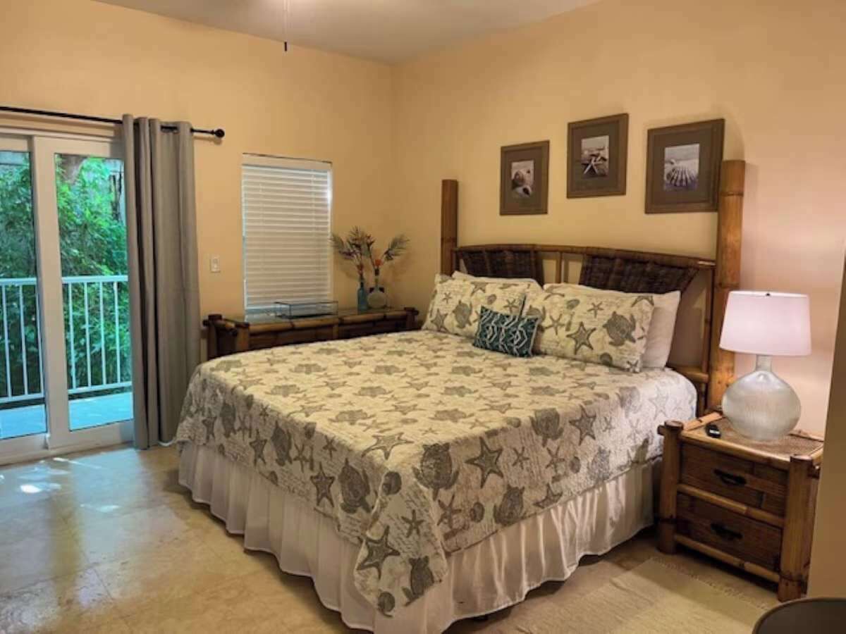 1 dormitorio, escritorio, tabla de planchar con plancha y cuna de viaje