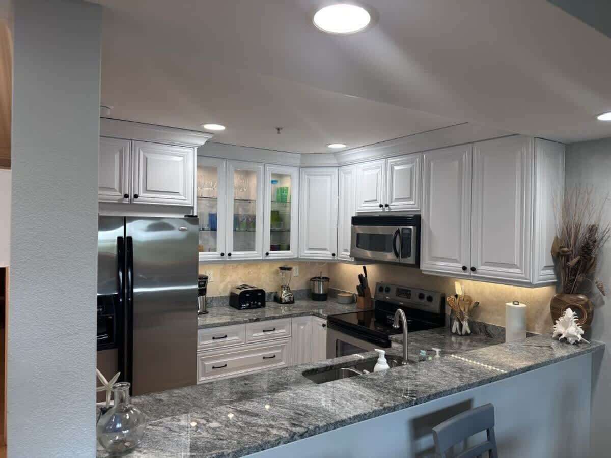 冷蔵庫、電子レンジ、オーブン、コンロ