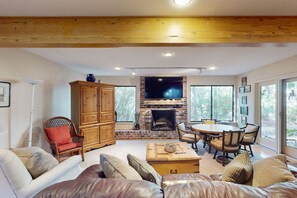 TV, lettore DVD, libri