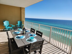 Outdoor dining - LUXURY BEACHFRONT, FREE BEACH CHAIR SVC, HUGE BALCONY, POOL, SPA, GREAT AREA! (Panama City Beach)