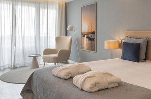 Minibar, safe på rommet, skrivebord og lydisolert