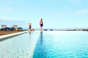 Una piscina techada, una piscina al aire libre