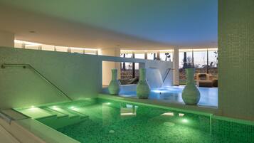 Una piscina techada, una piscina al aire libre