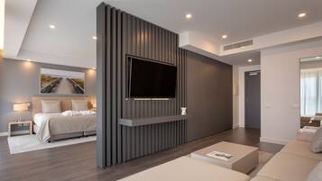 Panoramic Suite, Partial Sea View, 1 bedroom - Offer of 1 Introduction Session to Wellness | Minibar, värdeförvaringsskåp på rummet, skrivbord och ljudisolering