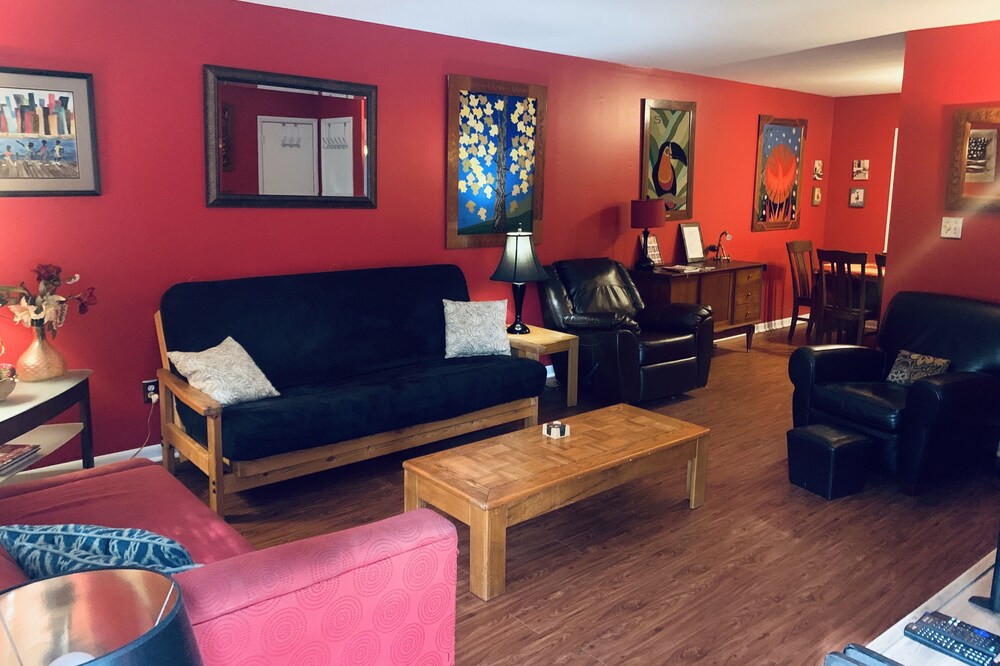Family Friendly Downtown Home - Private Yard, Grill