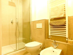 Appartement, 2 slaapkamers | Badkamer | Een douche, handdoeken