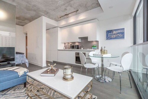 Luxury 1BR in of King W