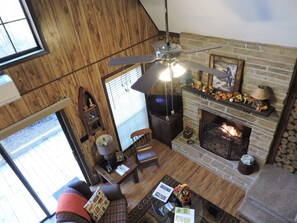 Smart TV, chimenea y libros