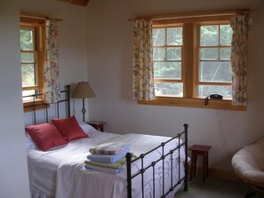 3 bedrooms, desk, WiFi, bed sheets