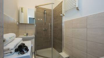 Apartamento, no fumadores | Baño | Ducha, secador de pelo, toallas y jabón