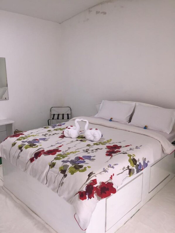 3 bedrooms, in-room safe, desk, iron/ironing board - The Rivendell - Hostel (Nuwara Eliya)