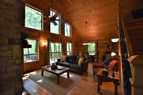 Smart TV, fireplace, table football - Misty Mountain Hideaway · Privacy and Luxury Combined! (Sautee Nacoochee)