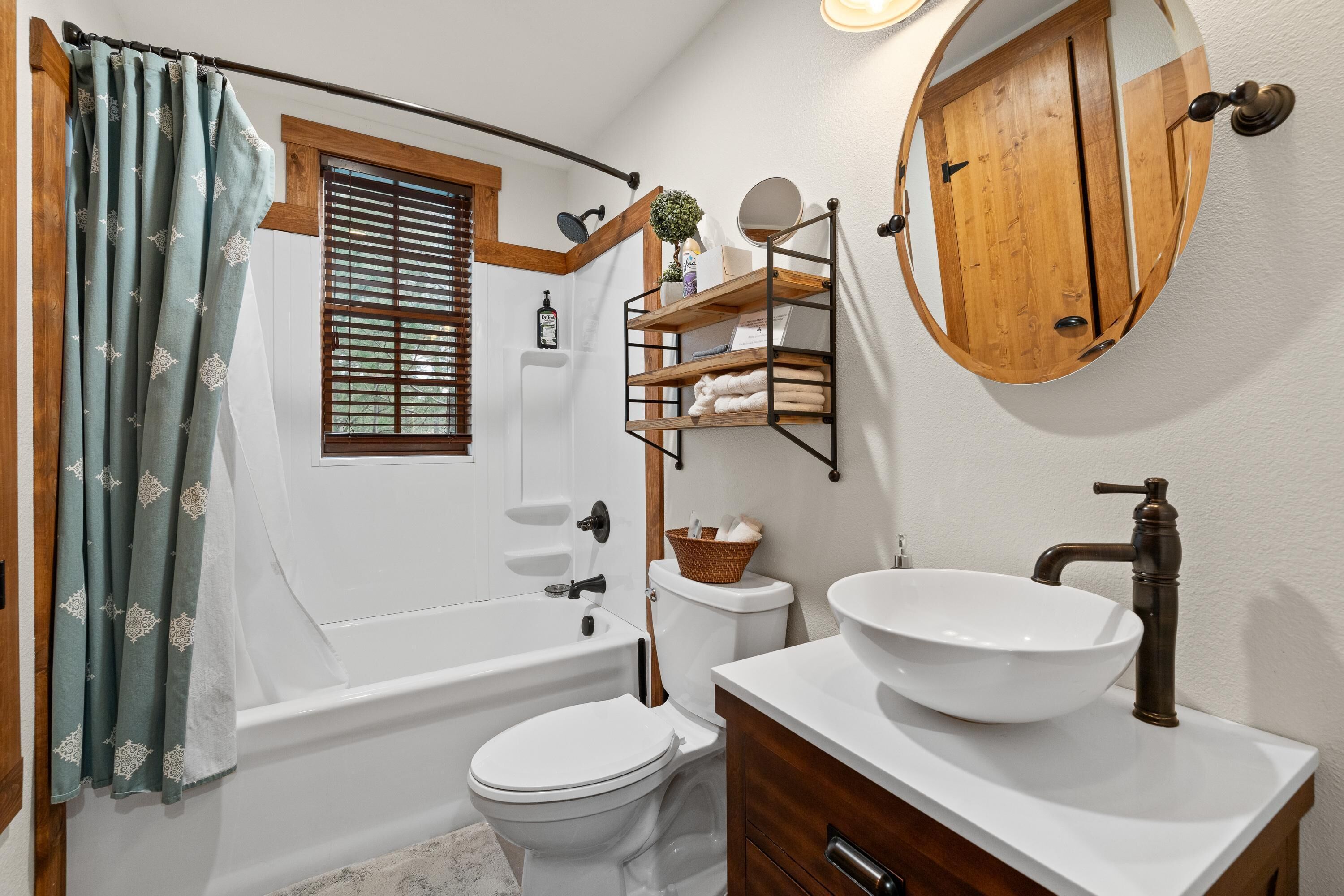 Combined shower/tub, hair dryer, towels