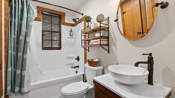 Combined shower/tub, hair dryer, towels