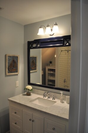 Combined shower/bathtub, hair dryer, towels, soap