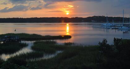 Totally Renovated Waterfront Cottage, Snowbird's Paradise, Boater's Dream
