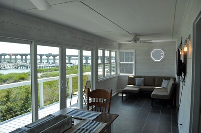 Totally Renovated Waterfront Cottage, Snowbird's Paradise, Boater's Dream