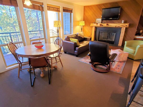 Smart TV, caminetto, libri, videoteca