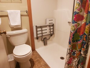 Combinazione doccia/vasca, asciugacapelli, asciugamani, sapone