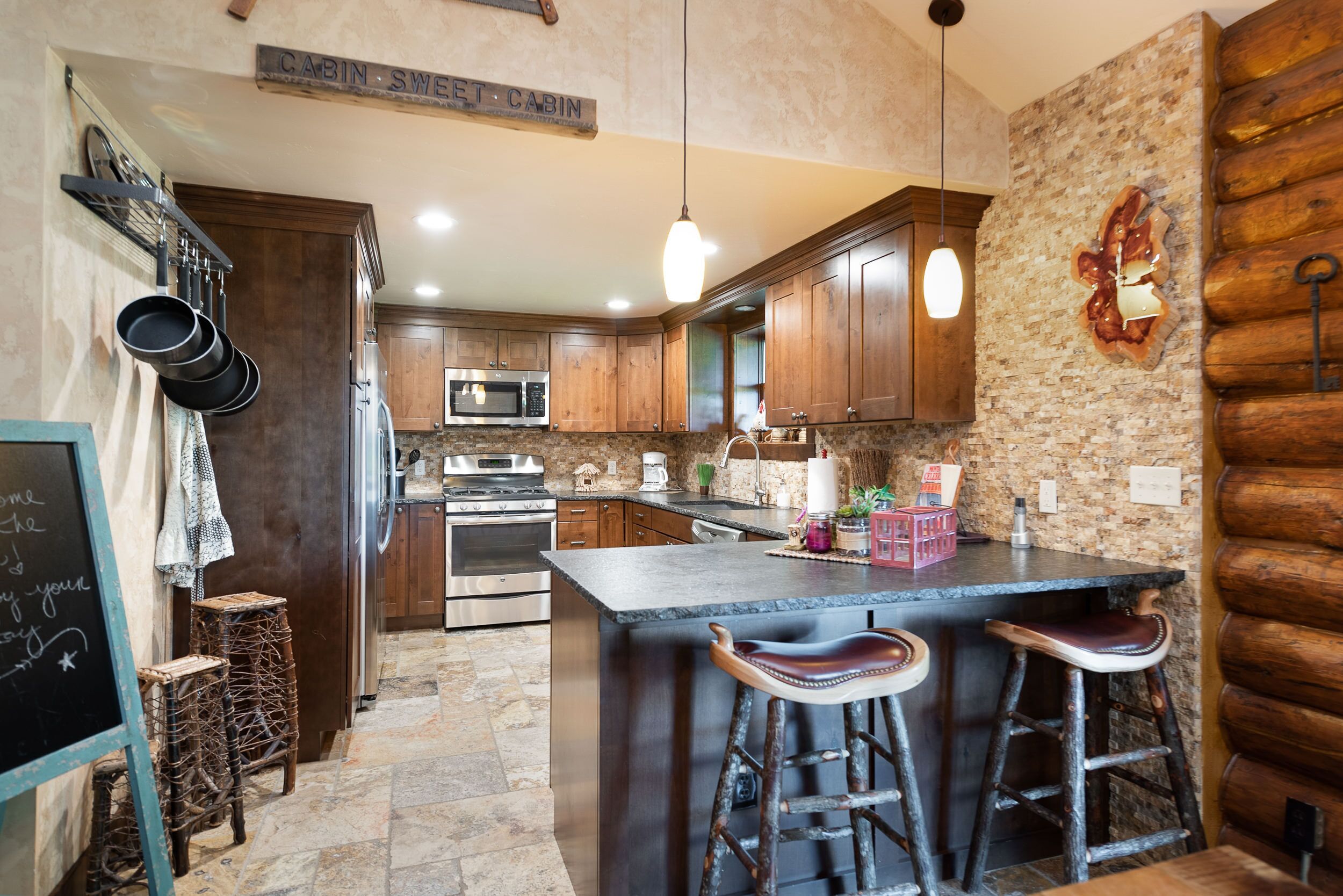 SPECIAL RATES Pet Friendly Log Cabin, Sleeps 8, Hot Tub, Fishing & Skiing Galore