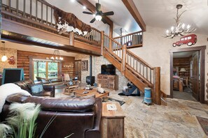 Televisión, chimenea y reproductor de DVD 