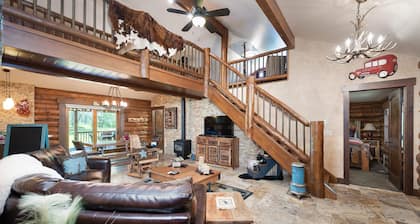 SPECIAL RATES Pet Friendly Log Cabin, Sleeps 8, Hot Tub, Fishing & Skiing Galore