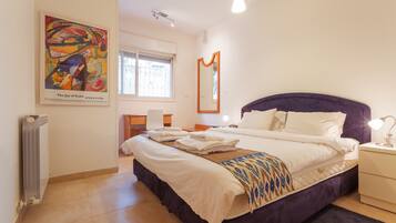 Iron/ironing board, internet, bed sheets