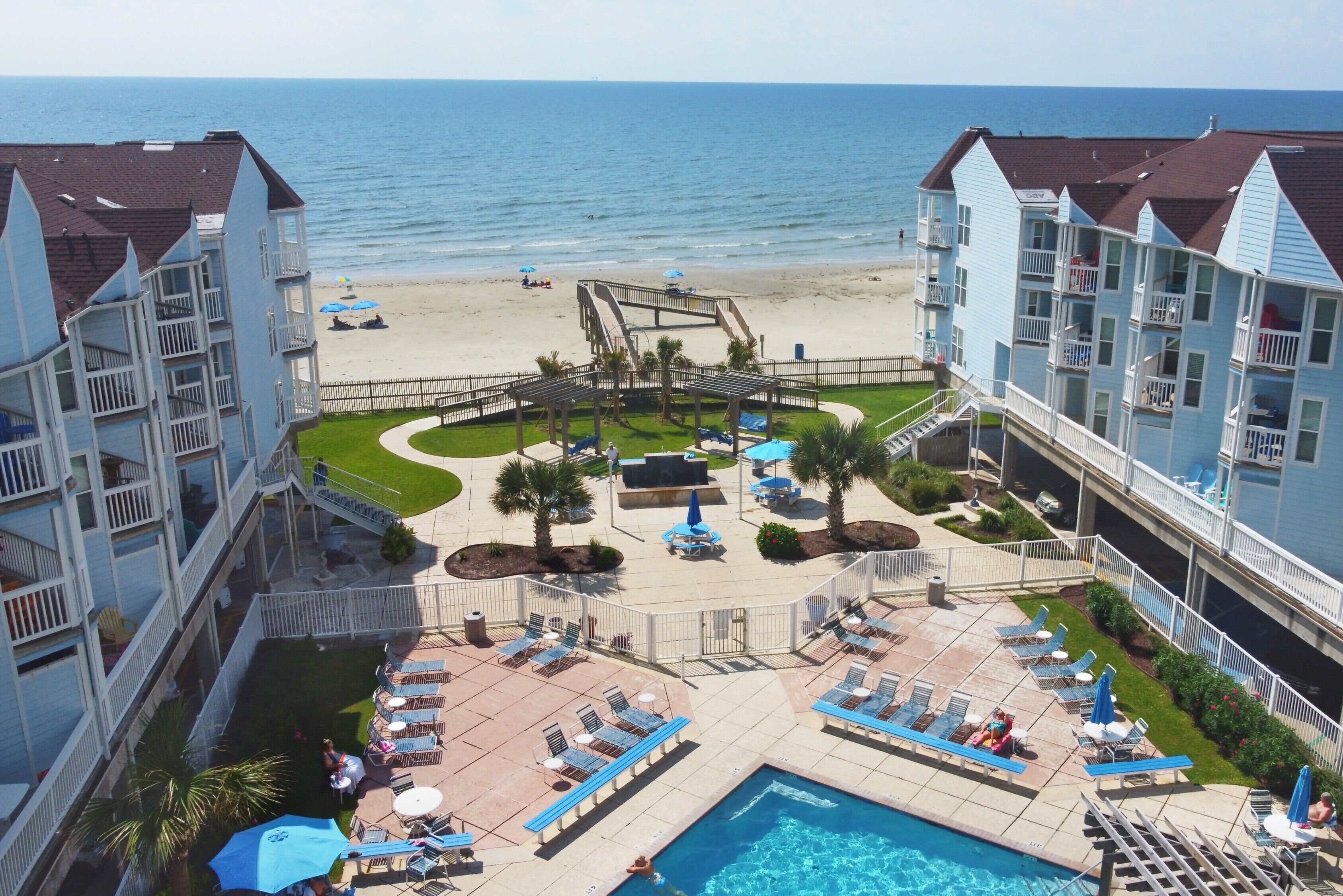 Ein Hotel mit Poolbereich, Zugang zum Strand und Meerblick.