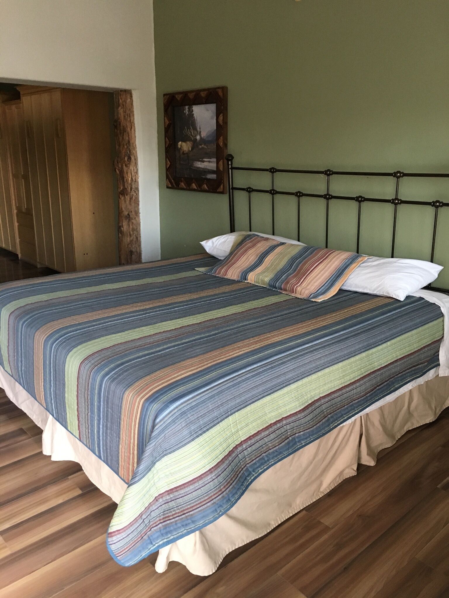 King Suite w/ full kitchen, 2 twin Murphy beds & full bathroom 