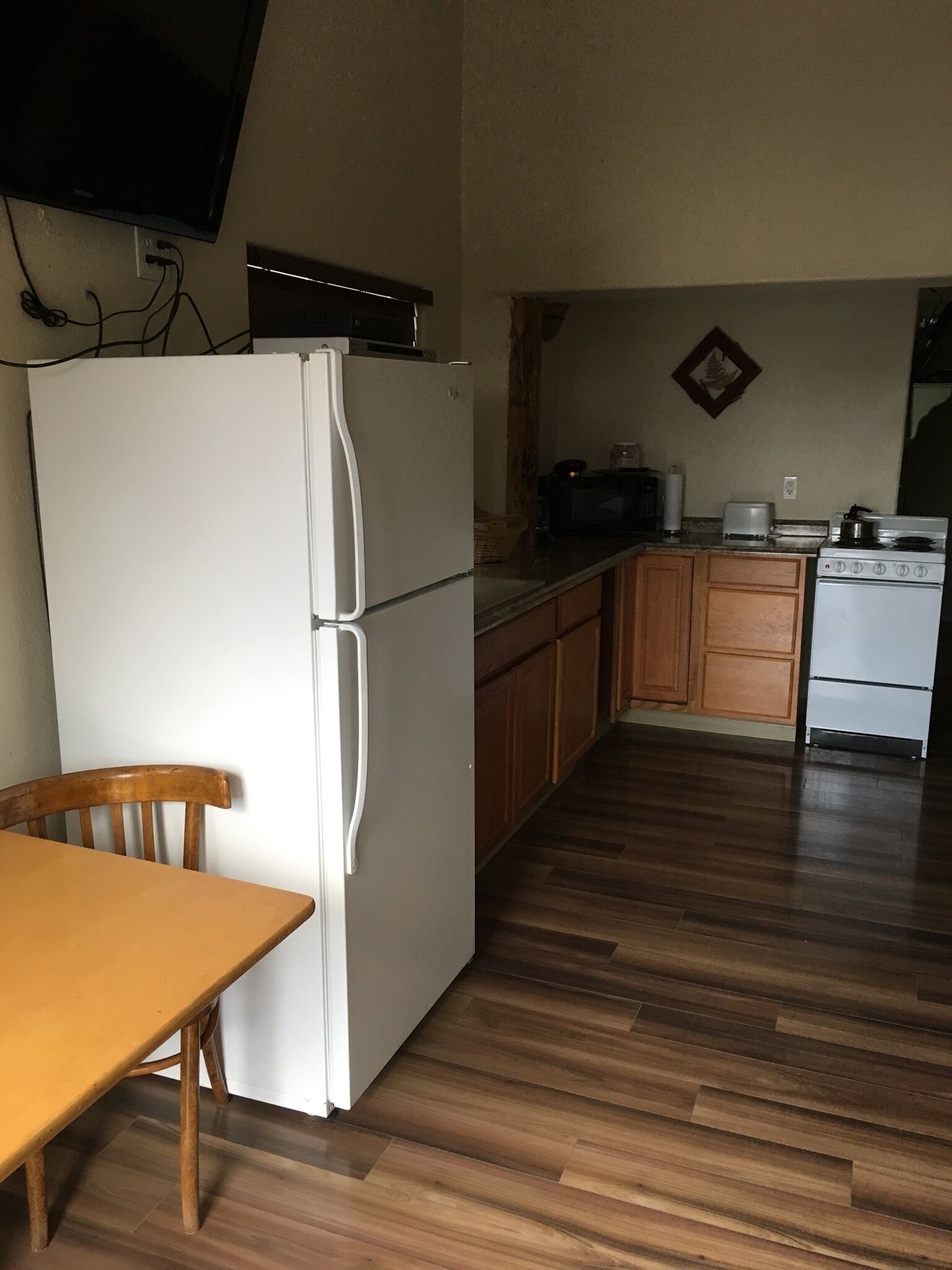 King Suite w/ full kitchen, 2 twin Murphy beds & full bathroom 