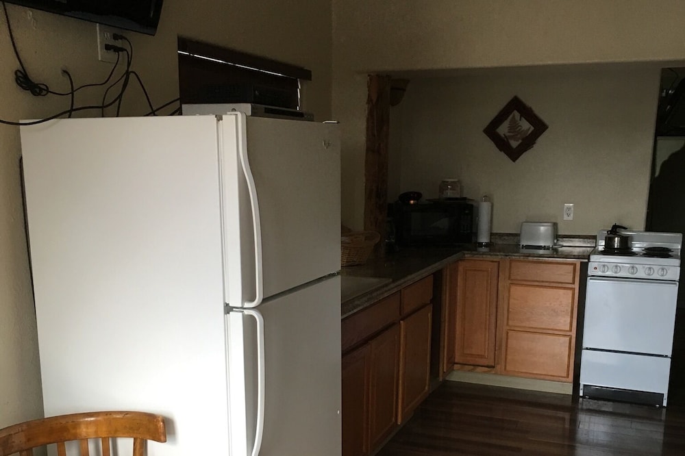 King Suite w/ full kitchen, 2 twin Murphy beds & full bathroom