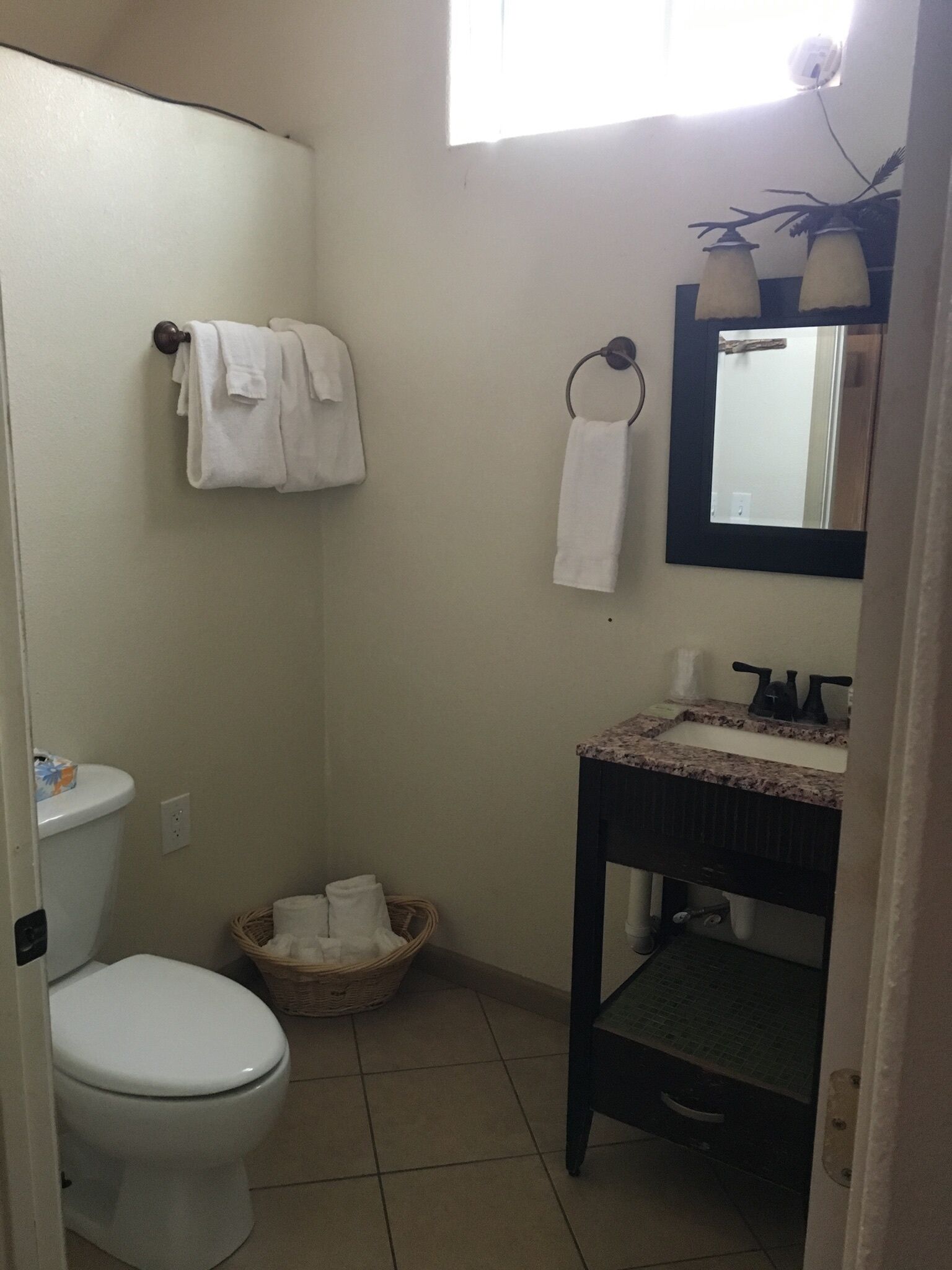 King Suite w/ full kitchen, 2 twin Murphy beds & full bathroom 