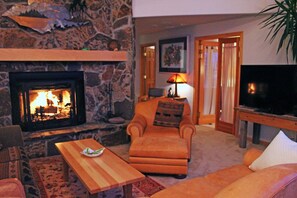 Tv, pejs, dvd-afspiller, bøger