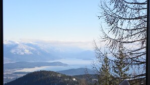 Une vue sur des montagnes enneigées et un plan d’eau.