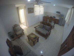 TV, books - 2 Bedroom apartment steps from the Ocean. (Centro)