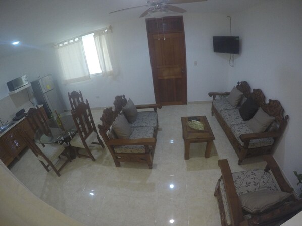 TV, books - 2 Bedroom apartment steps from the Ocean. (Centro)