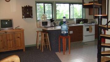 Een koelkast, een magnetron, een oven, een kookplaat