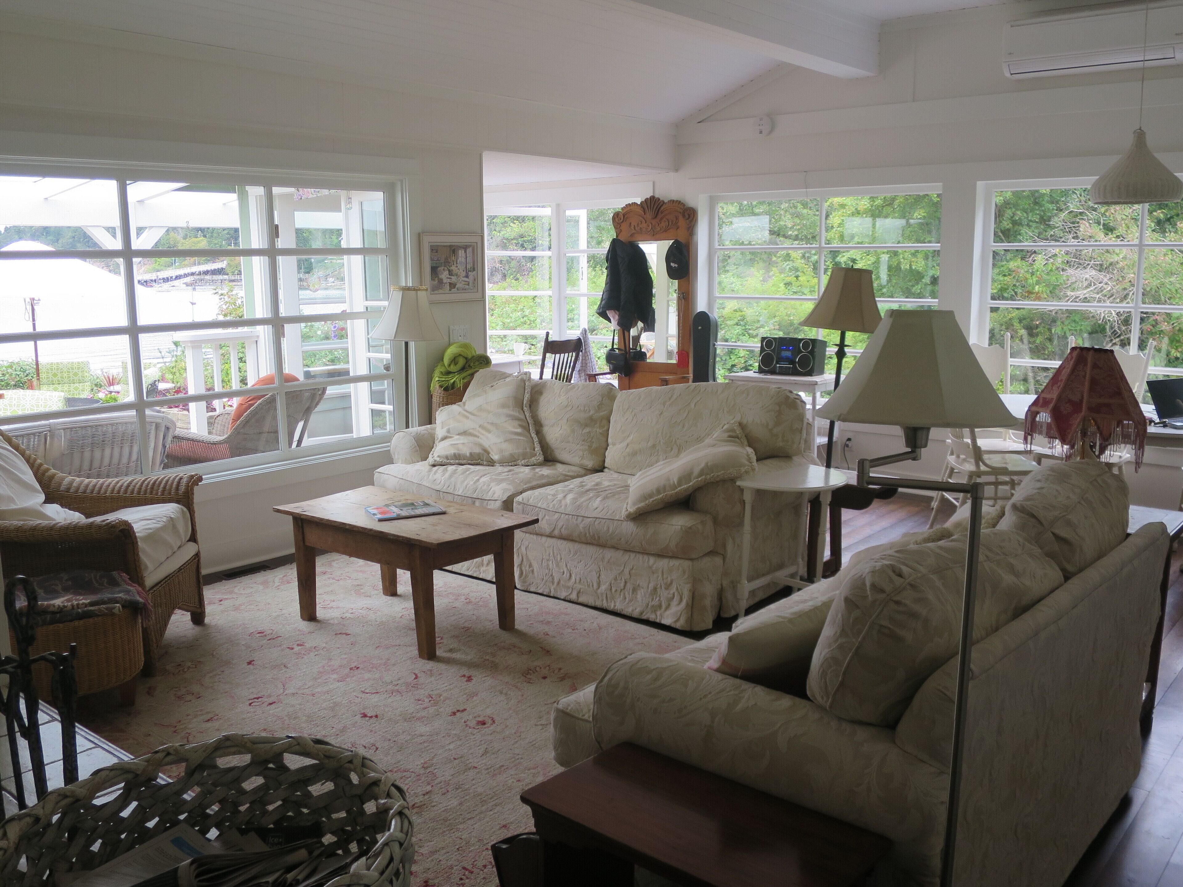 Waterfront and Waterviews, Lovely Vacation Cottage in Vesuvius