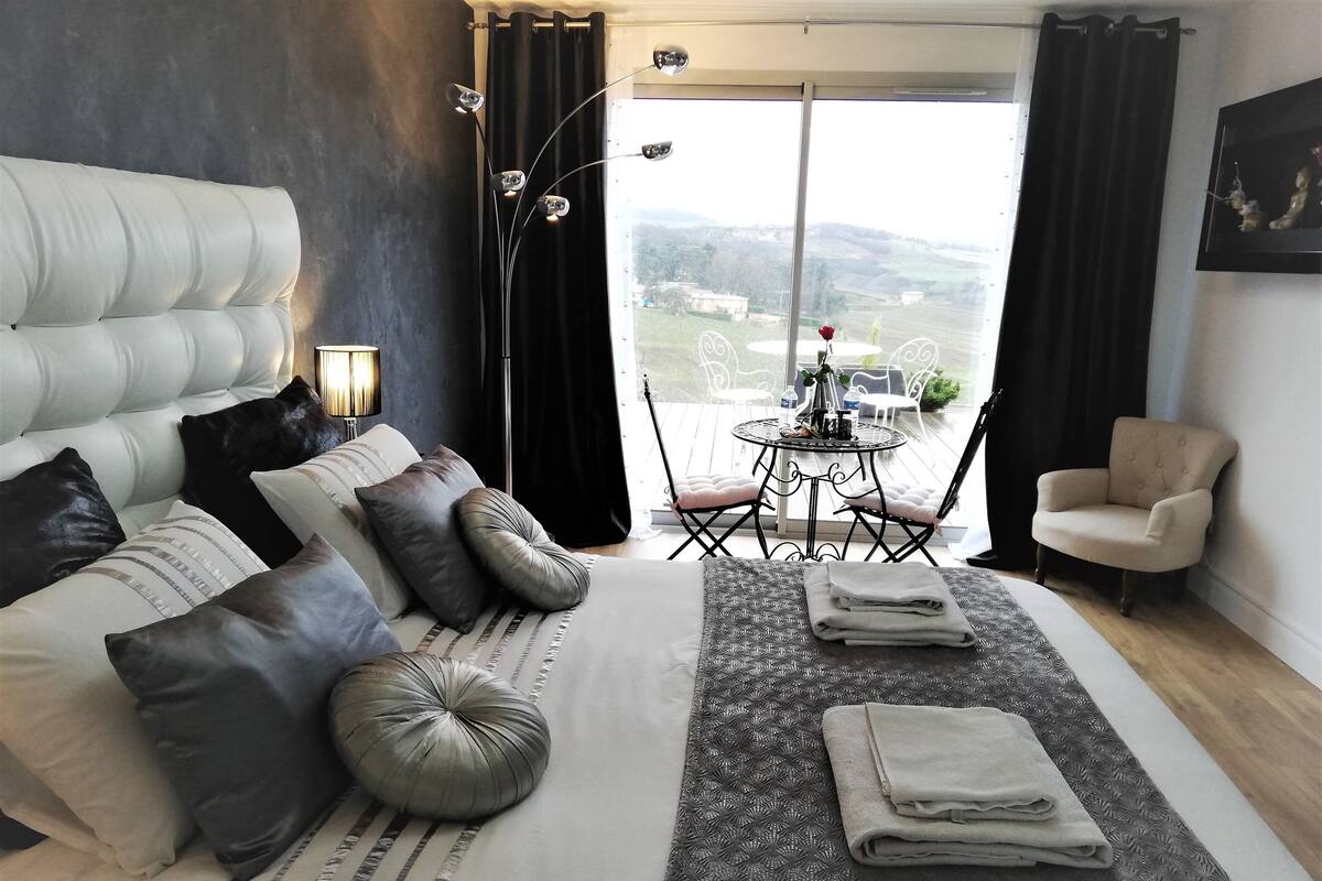 Deluxe-Suite, Blick auf den Weinberg | Individuell dekoriert, individuell eingerichtet, schallisolierte Zimmer